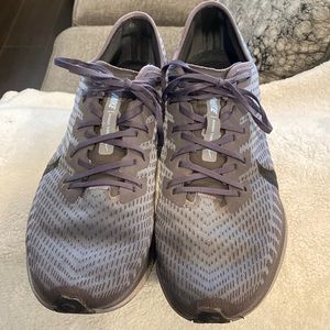 My absolute favorite running shoe ! Color is thunder/gray .